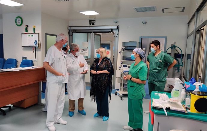 La delegada de Salud, Manuela Caro, visita el hospital Infanta Elena.