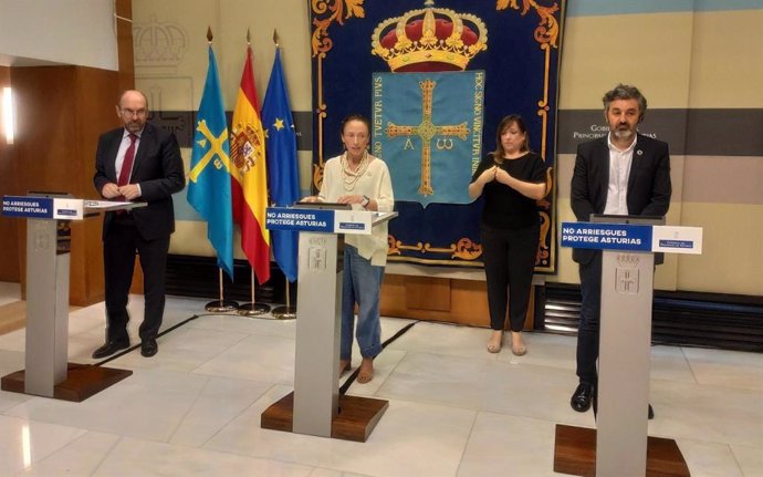 Los consejeros Juan Cofiño, Melania Álvarez y Alejandro Calvo en rueda de prensa tras la reunión del Consejo de Gobierno en la que se aprobó la estructura de sus consejerías.