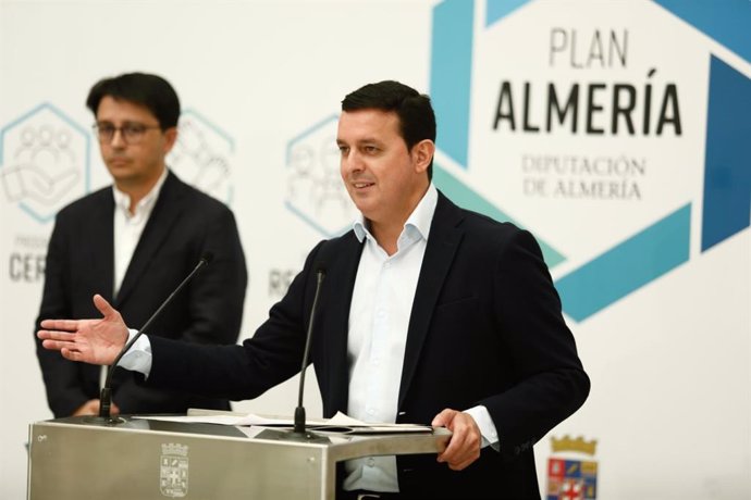 El presidente de la Diputación de Almería, Javier Aureliano García, presenta la línea 'Actúa'