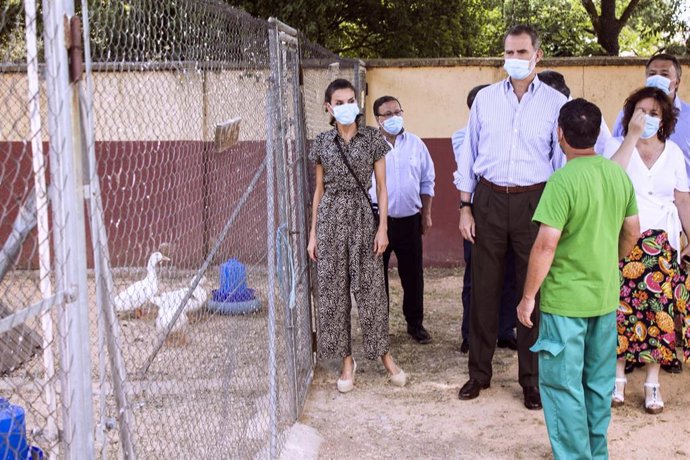 Los Reyes de España, Felipe VI (3d) y doña Letizia (4d), mantienen una conversación en la visita a las instalaciones de la granja escuela de la asociación Aspadec, para personas con discapacidad intelectual, en su 40 aniversario, en Cuenca, Castilla-La 