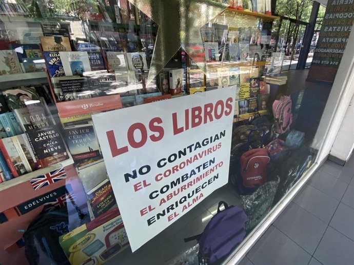 Cristalera de librería Solocio, donde se puede leer un cartel donde pone "Los libros no contagian el coronavirus, combaten el aburrimiento, enriquecen el alma",.En Madrid (España), a 27 de mayo de 2020.