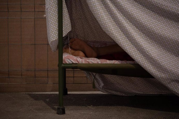 Una persona descansa en su cama en el interior de las instalaciones del albergue de Fira Barcelona, habilitado por la crisis de la pandemia del coronavirus. En Barcelona, Catalunya (España), a 28 de mayo de 2020 (archivo).