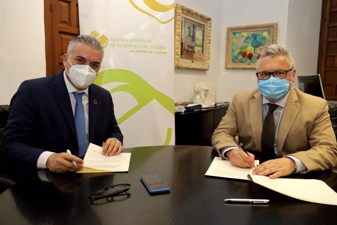 El presidente de la Agencia Provincial de la Energía de la Diputación de Córdoba, Víctor Montoro (izda.), y el alcalde de Puente Genil, Esteban Morales, firman el acuerdo