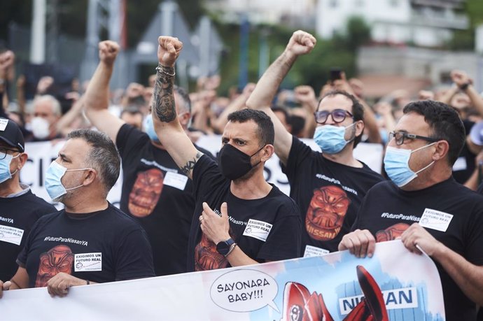 Treballadors de Nissan Barcelona en la concentració pel tancament de les plantes catalanes davant la fbrica de la companyia a Los Corrales de Buelna, Cantbria (Espanya), 1 de juliol del 2020.