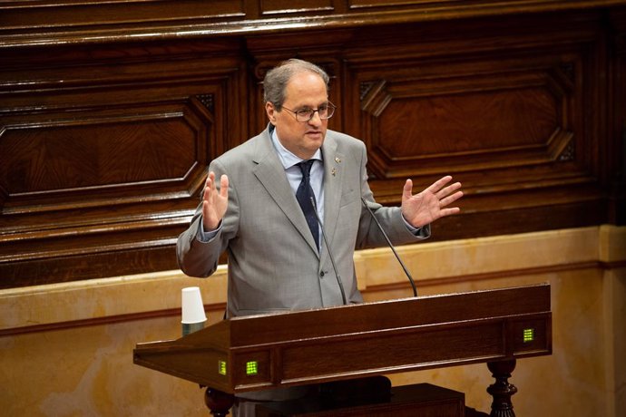 El presidente de la Generalitat, Quim Torra, durante su intervención en una sesión plenaria, en el Parlamento catalán, en la que se debate la gestión de la crisis sanitaria del COVID-19 y la reconstrucción de Cataluña ante el impacto de la pandemia, en 