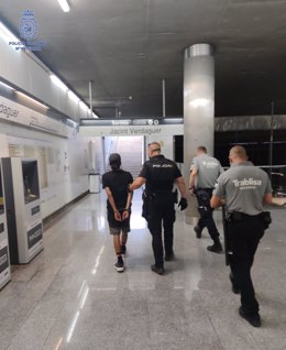 Momento de la detención del joven en la estación de metro de Palma.
