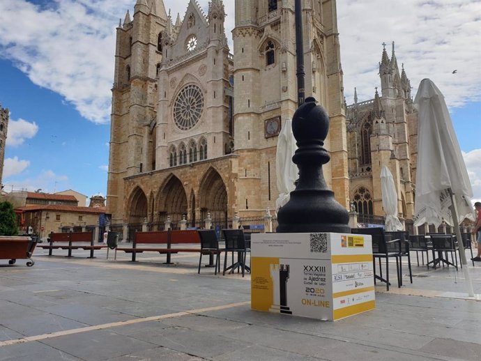Una de las piezas de Ajedrez XXL delante de la Catedral de León.