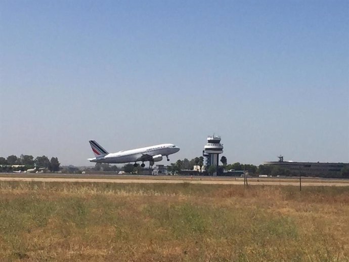 Avión de Air France aterrizando en el aeropuerto sevillano de San Pablo