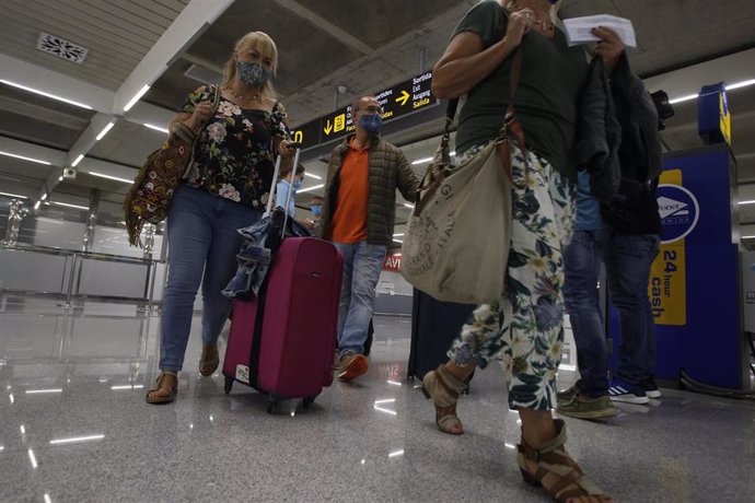 Viajeros procedentes de Alemania llegan al Aeropuerto de Palma 