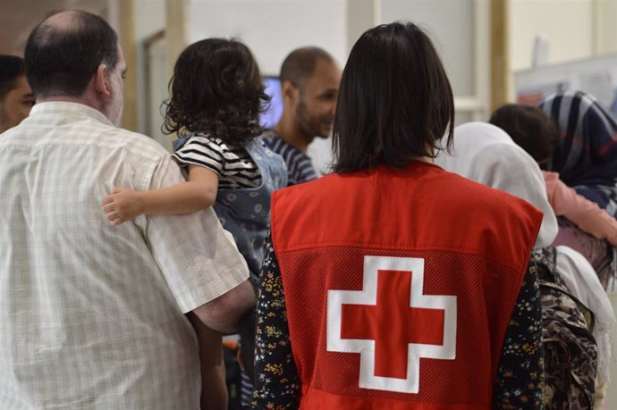 Voluntarios de Cruz Roja prestan atención a migrantes
