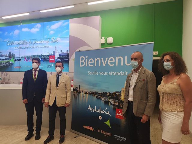 El delegado de Turismo en el Ayuntamiento de Sevilla, Antonio Muñoz; el delegado territorial de Turismo, Javier Millán; el director del aeropuerto, Jesús Caballero, y la vicepresidenta de Prodetur, Manuela Cabello