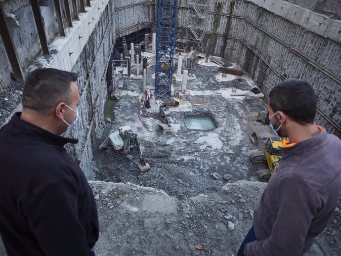 Varios trabajadores de la construcción trabajan en una obra el día en el que se reactiva la actividad laboral no esencial en Navarra para empresas cuyos empleados no puedan teletrabajar cuando se cumple un mes desde el inicio del estado de alarma decret