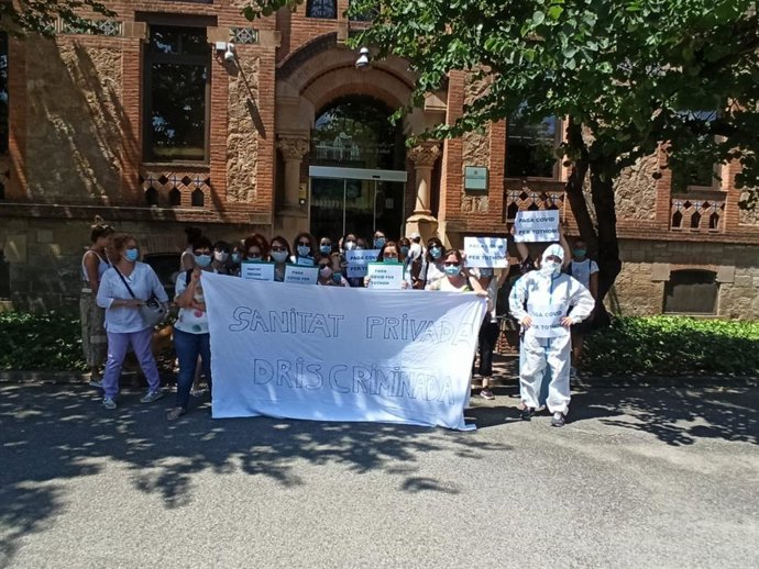 Personal de la sanitat privada es concentra davant de la Conselleria de Salut de la Generalitat