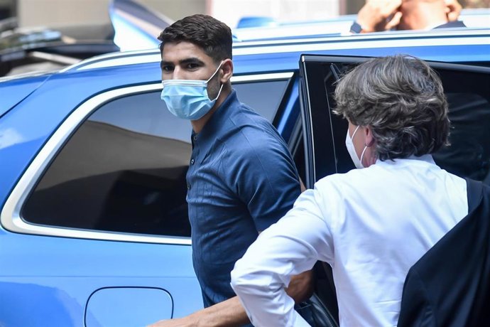 Achraf Hakimi, camino a la revisión médica con el Inter
