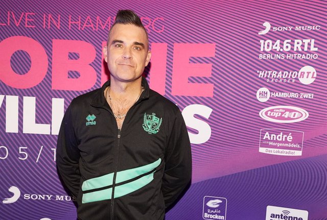 05 December 2019, Hamburg: English singer Robbie Williams arrives to an exclusive fan concert at Hamburg's Speicherstadt. Photo: Georg Wendt/dpa