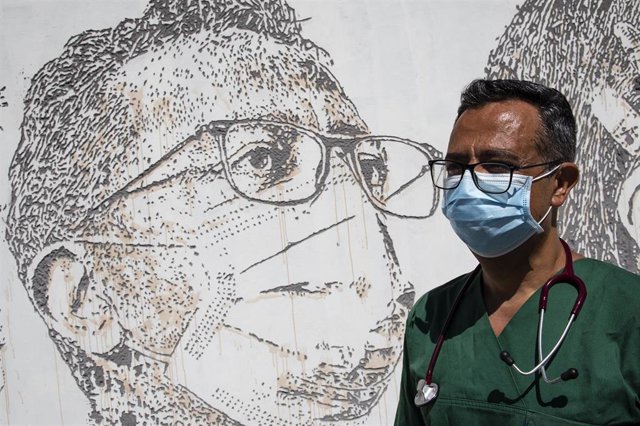 Mural en homenaje a los profesionales sanitarios en Oporto