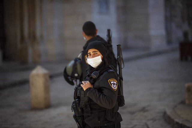 Un policía de Israel en Jerusalén durante la pandemia de coronavirus