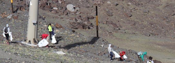 Tareas de limpieza en el área esquiable de Sierra Nevada
