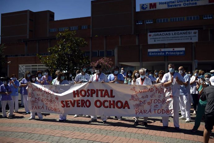 Miembros de la Junta de Personal del Hospital Universitario Severo Ochoa, formada por varios sindicatos, sostienen una pancarta de agradecimiento al pueblo de Leganés "por su apoyo y ayuda incondicional" durante la pandemia del Covid-19 a las puertas de