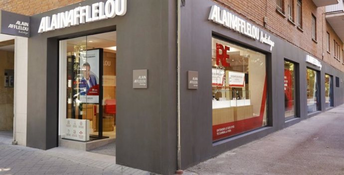 Alain Afflelou ha inaugurado este jueves en España un nuevo concepto de gabinete audiológico, la primera en Europa, en la madrileña calle Reina Mercedes