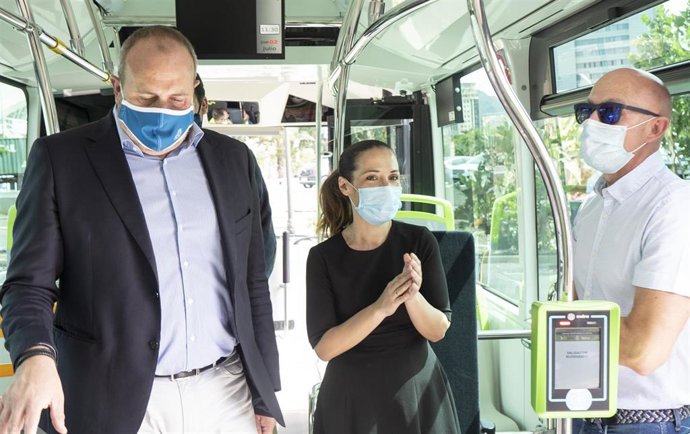El vicepresidente del Cabildo de Tenerife, Enrique Arriaga y la alcaldesa de Santa Cruz de Tenerife, Patricia Hernández, en una guagua híbrida