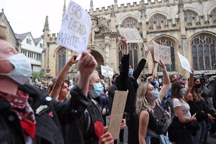 Imagen de una protesta frente a la Universidad de Oxford para exigir la retirada de la estatua de Cecil Rhodes. 