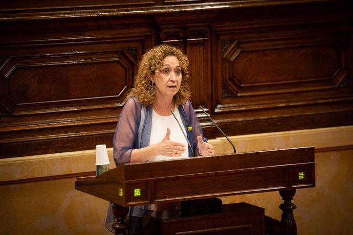 La Consejera de Justicia de la Generalitat, Ester Capella, durante su intervención en una sesión plenaria, en el Parlamento catalán, en la que se debate la gestión de la crisis sanitaria del COVID-19.