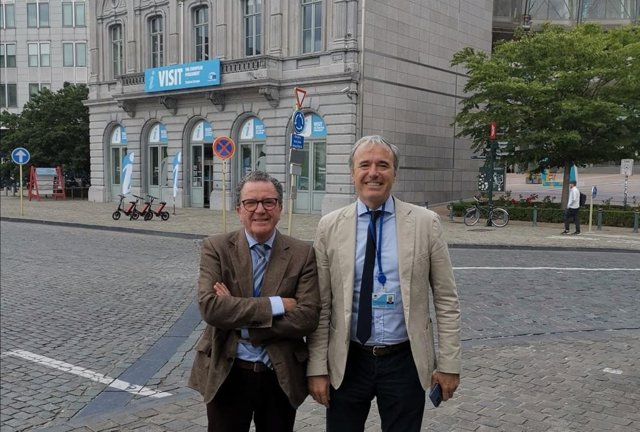 El alcalde de Zaragoza, Jorge Azcón, con el director de la Oficina del Gobierno de Aragón en Bruselas,  Carlos Gómez Ascaso