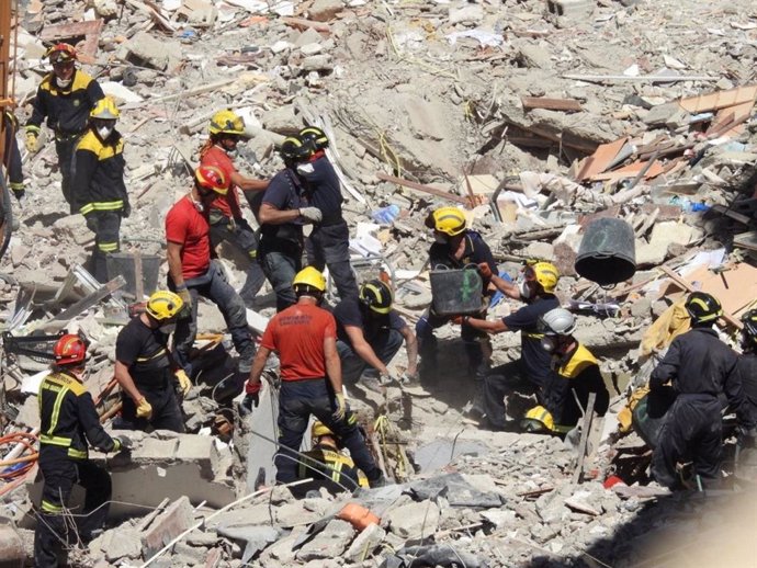 Intervención del Consorcio de Bomberos en el derrumbe de un edificio en Arona