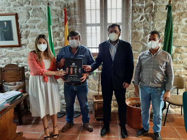 El director general de Administración Local, Joaquín López-Sidro, y la delegada territorial de Turismo, Regeneración, Justicia y Administración Local, Raquel Morales, visitan Cárcheles, donde se han reunido con el alcalde, Enrique Puñal