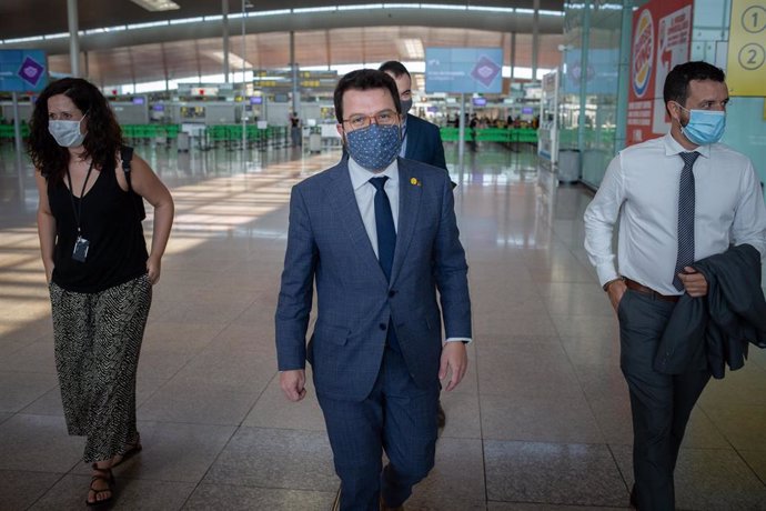 El vicepresidente de la Generalitat, Pere Aragons (2d), durante una visita al aeródromo un día después de que se abriesen las fronteras en el país, en Barcelona, Catalunya (España), a 2 de julio de 2020.