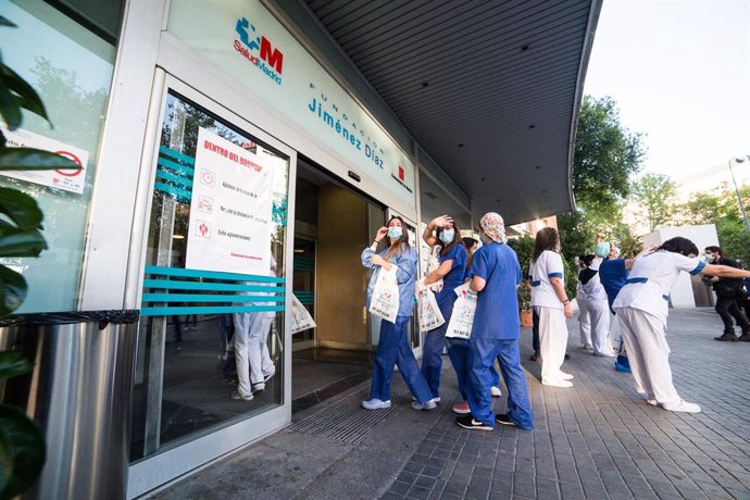 Varios de los trabajadores del Hospital Fundación Jiménez Díaz de Madrid agradecen el apoyo recibido en el último día de homenajes a los Sanitarios celebrados durante la pandemia de coronavirus Covid-19. En Madrid, España, a 17 de mayo de 2020.