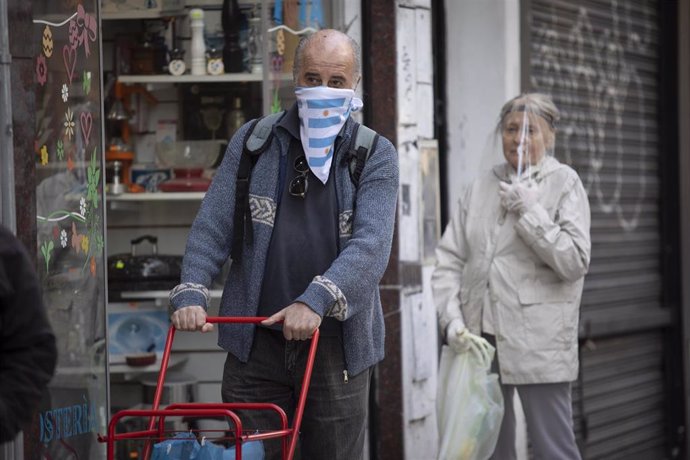Personas con mascarilla y otras protecciones contra el coronavirus en Argentina