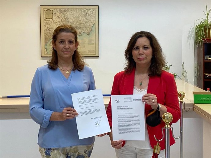 Las diputadas andaluzas de Vox, María José Piñero y Ángela Mulas, registrando la iniciativa