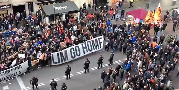 Aficionados del Valencia piden la marcha de Peter Lim en 2017
