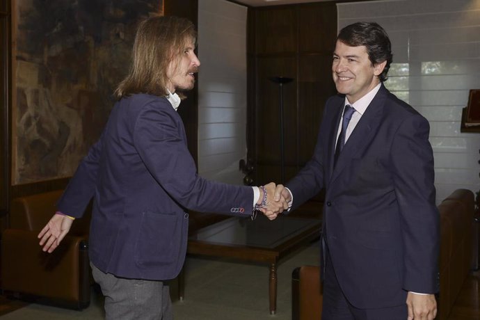 El presidente de la Junta, Alfonso Fernández Mañueco, y Pablo Fernández, de Podemos, en una imagen de archivo.