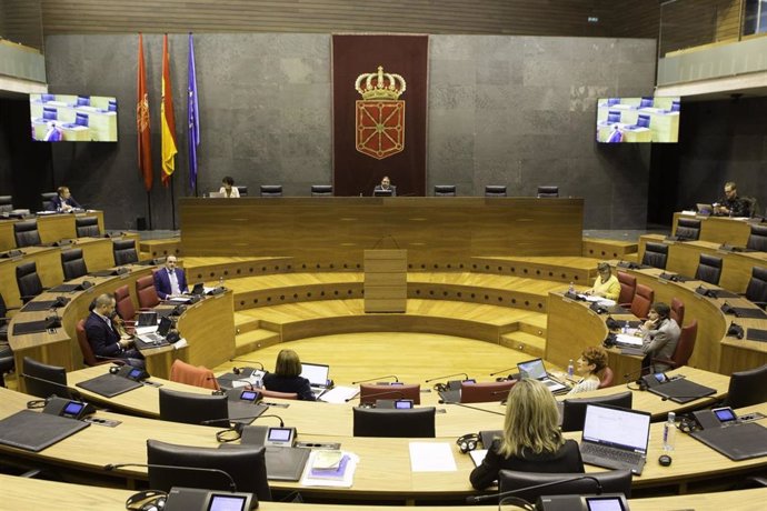 Mesa y Junta de Portavoces del Parlamento de Navarra en el salón de plenos para guardia distancia entre sus miembros como consecuencia del coronavirus.