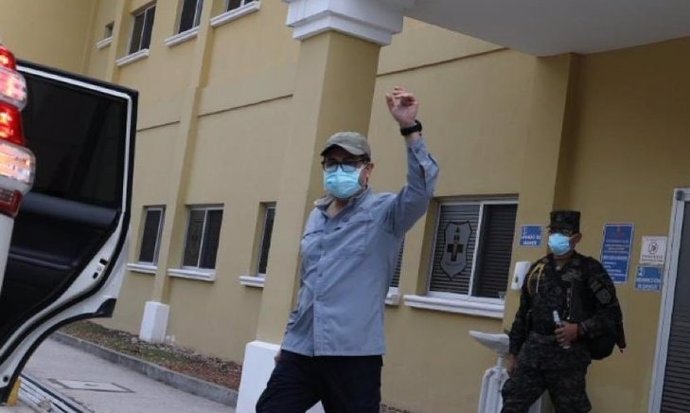 El presidente de Honduras, Juan Orlando Hernández, sale del hospital tras su ing