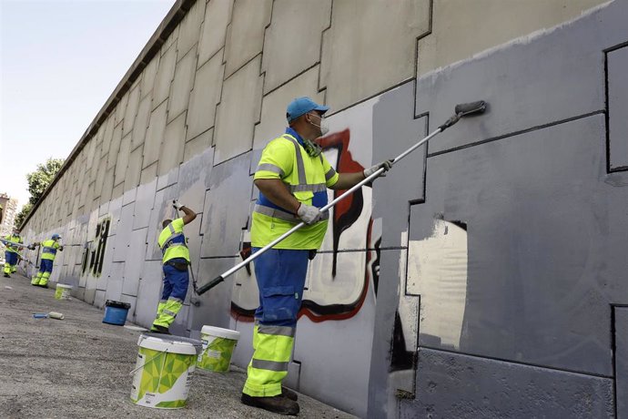 Varios operarios limpian grafitis durante el comienzo de la campaña de limpieza de grafitis en Calle 30, trabajos que durarán dos meses y que supondrán la eliminación de 30.000 m2 de pinturas vandálicas. En Madrid (España), a 1 de junio de 2020.