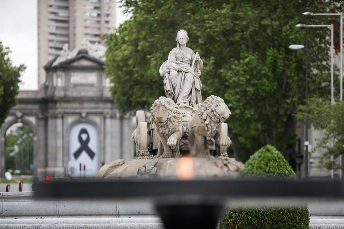 Pebetero instalado en la calle Alcalá, frente al Palacio de Cibeles, el 15 de mayo de 2020.