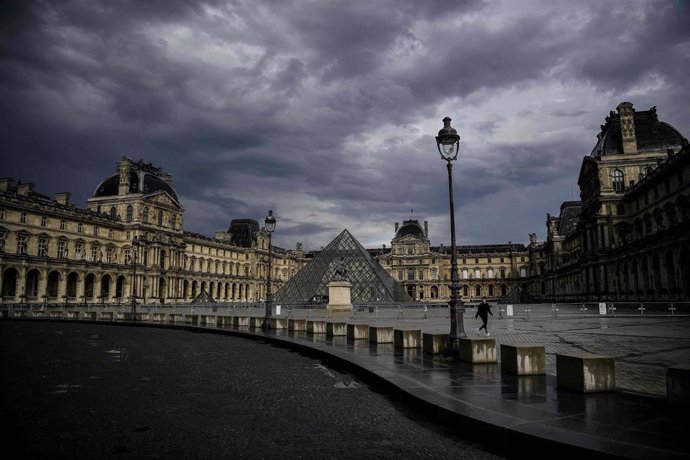 El Museo del Louvre de París durante la epidemia de coronavirus