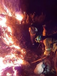 Unos 150 profesionales combatirán durante la noche el incendio forestal de Almonaster la Real (Huelva)