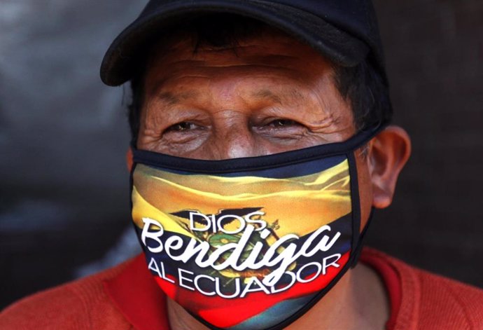 Un hombre con mascarilla en Quito, la capital de Ecuador. 