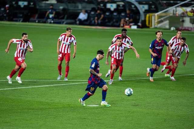 Leo Messi anota el penalti ante el Atlético que significó su gol 700 en su carrera profesional