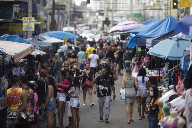 Estampa del mercado callejero del barrio de Madureira, en Río de Janeiro, Brasil, tras el levantamiento de algunas de las medidas de confinamineto por la COVID-19.
