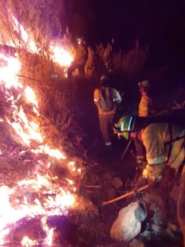 Labores de extinción del incendio forestal declarado en Almonaster la Real (Huelva)