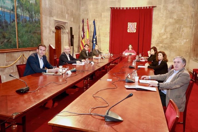 La presidenta del Govern, Francina Armengol, se reúne con los agentes sociales y económicos de Baleares ante la crsis del COVID-19.