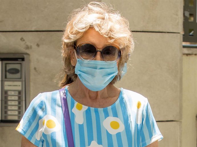 Mila Ximénez sale de su domicilio en la capital para disfrutar de una comida con su hija Alba Santana