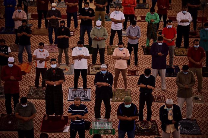 Rezo musulmán del viernes en una mezquita de Kuala Lumpur