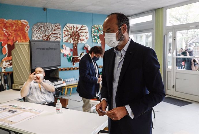 28 June 2020, France, Le Havre: French Prime Minister and candidate for Le Havre city hall Edouard Philippe leaves after voting at a polling station during the second round of the French municipal elections. Photo: Sameer Al-Doumy/AFP/dpa